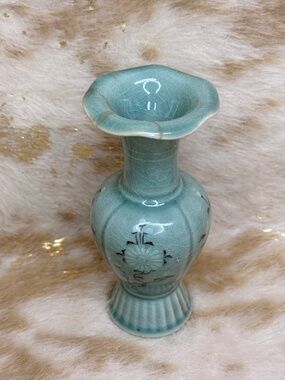 VTG Exceptional Korean Celedon Green Floral High Gloss Crackle Glaze Vase 5.75"